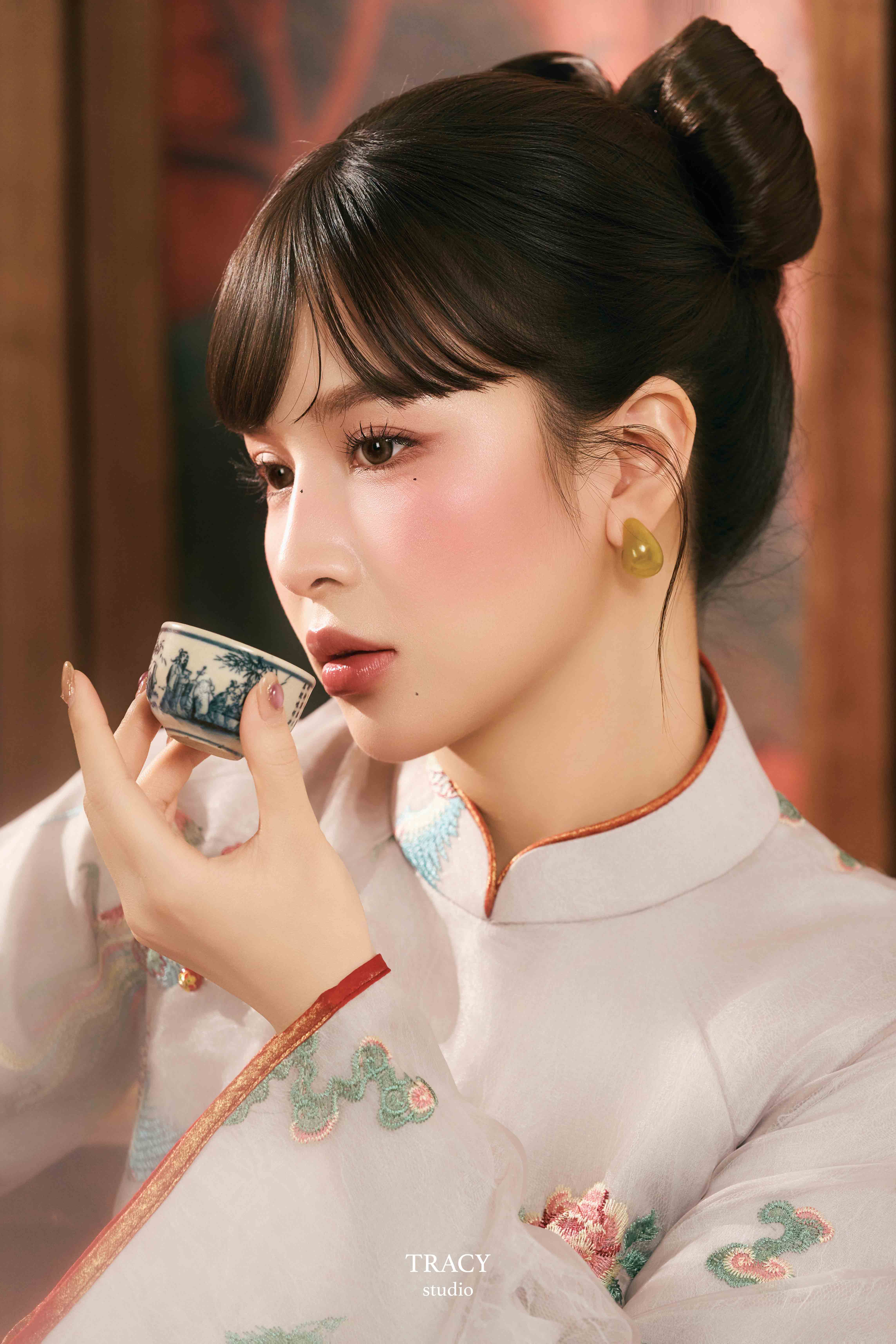 frontend/img/gallery/anh-tet-yem-ao-dai/tracy-studio-chup-concept-ao-dai-trinh-pham (3).jpg